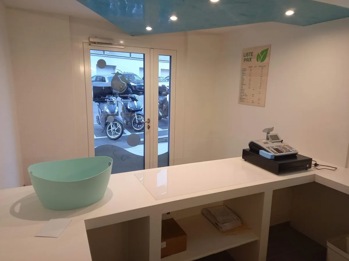 Local commercial livré, plafond en enduit décoratif turquoise, comptoir blanc et spots encastrés, aménagement réalisé par Peinture Casabene.