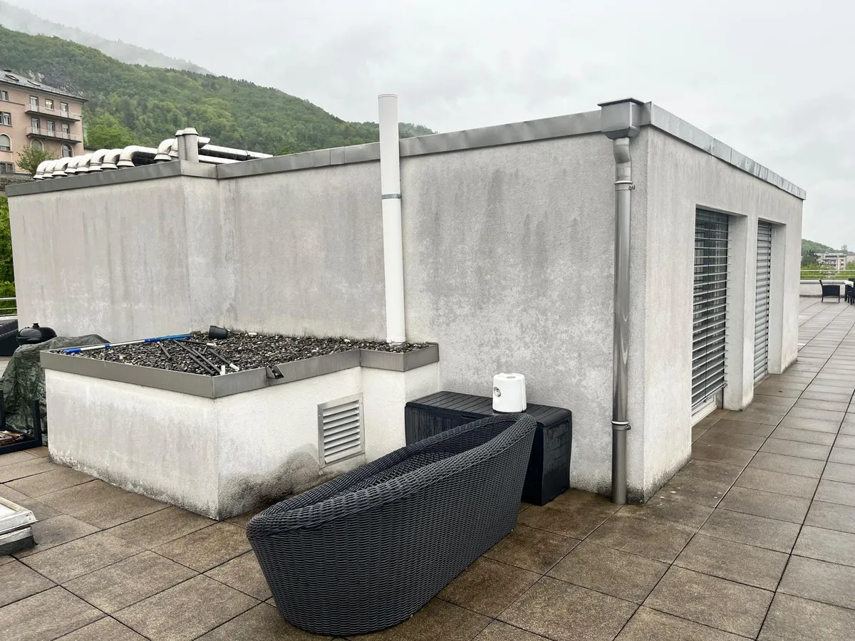 Édicule technique en toiture aux enduits encrassés et traînées noires, état des lieux avant ravalement mené par Peinture Casabene.