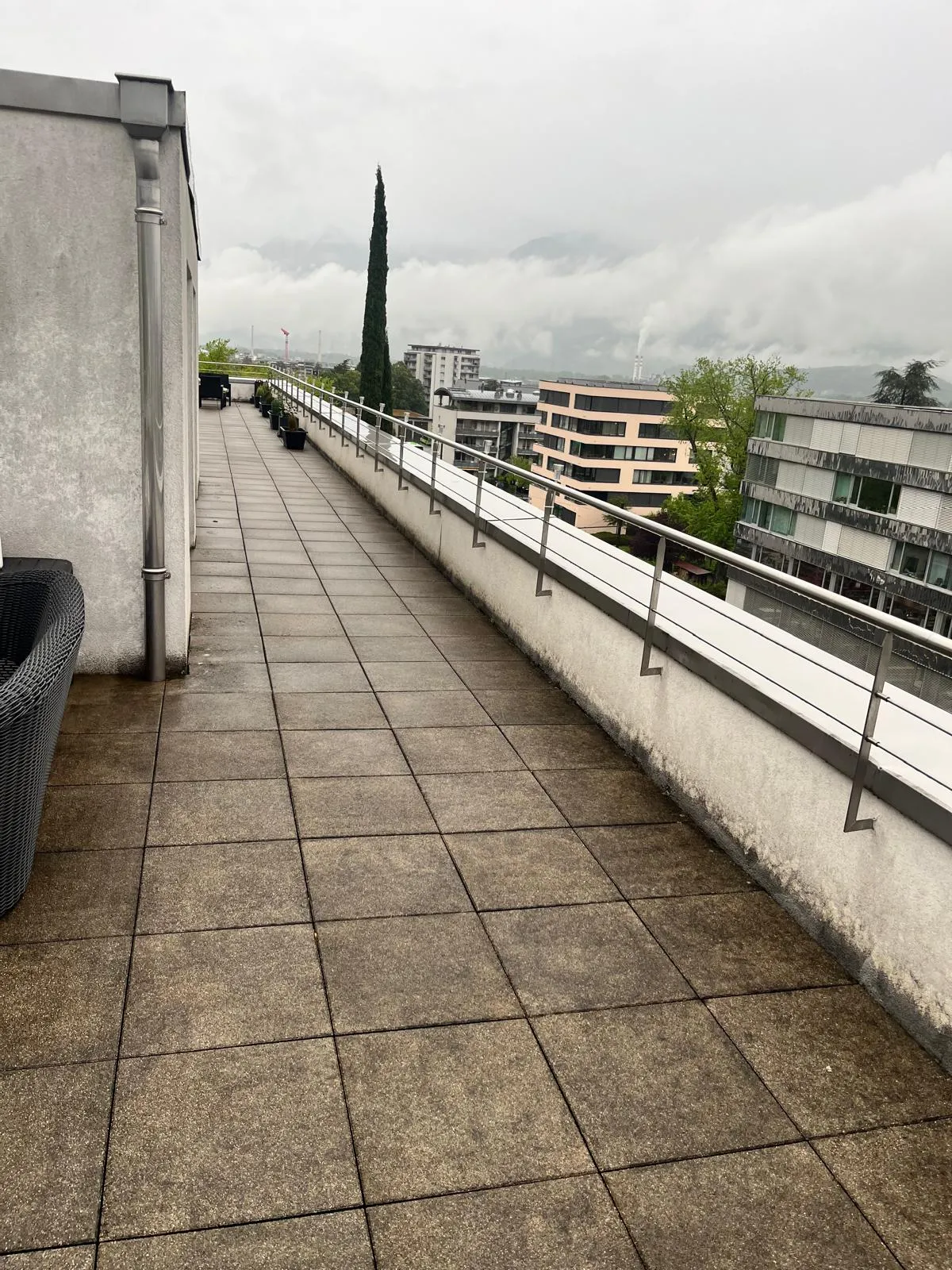 Terrasse d'attique avant travaux, murs et acrotère encrassés par les intempéries, relevé de l'existant avant rénovation de façade.