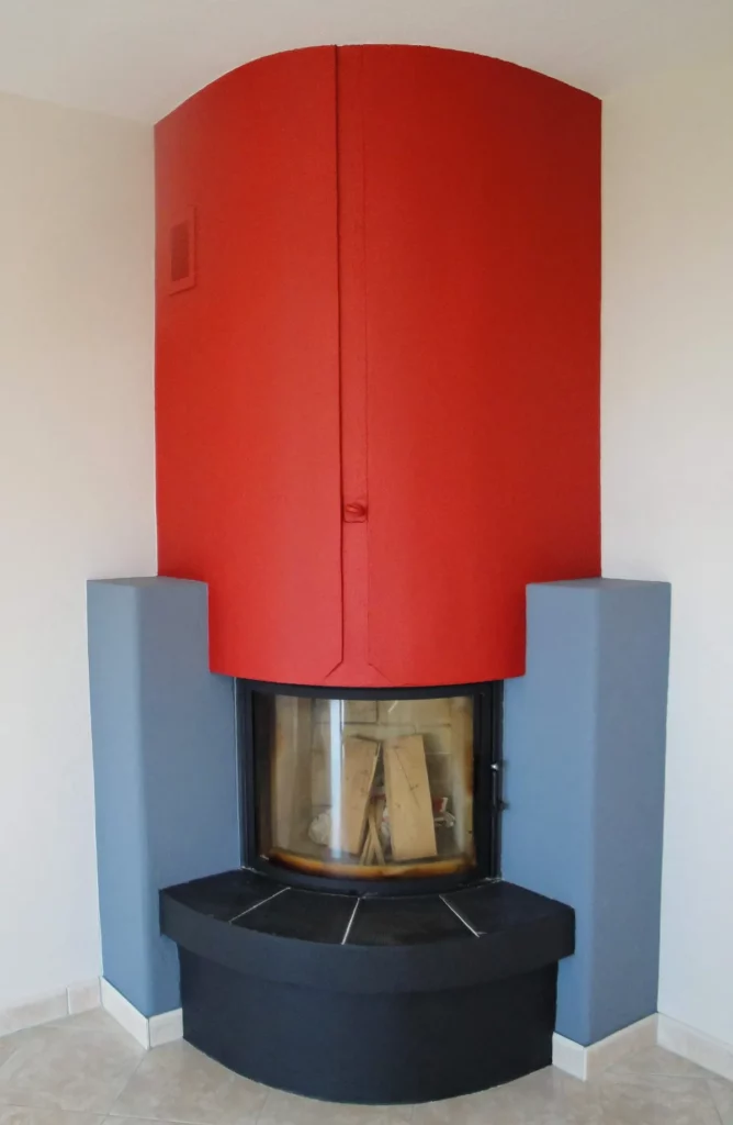 Poêle rouge au centre d'un salon aux murs crème, sans matériel de chantier visible, mise en peinture achevée et pièce rendue propre.