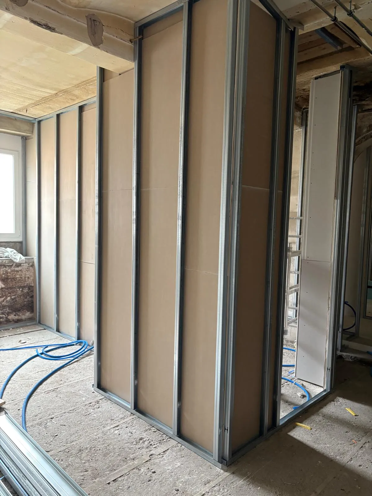 Cloison habillée de plaques de fibre-plâtre sur ossature métallique, angle monté dans un logement en travaux dans l'Ouest lausannois.