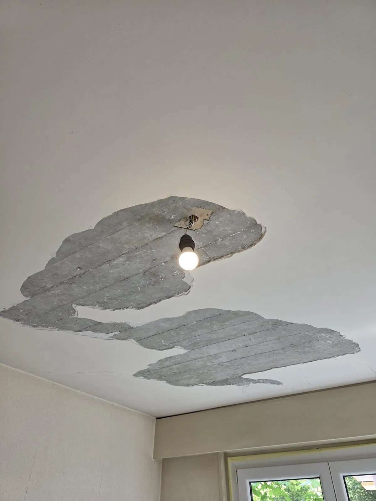 Plafond dont l'enduit s'est décollé par plaques en laissant le support apparent, avant reprise par l'atelier Peinture Casabene.