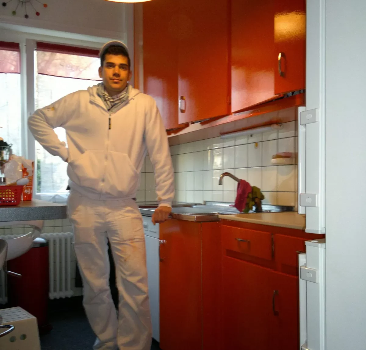 Peintre observant une cuisine avant d'entreprendre les travaux